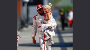 Pensiunan Pembalap F1 Kimi Raikkonen dan Jenson Button Berlaga di Nascar